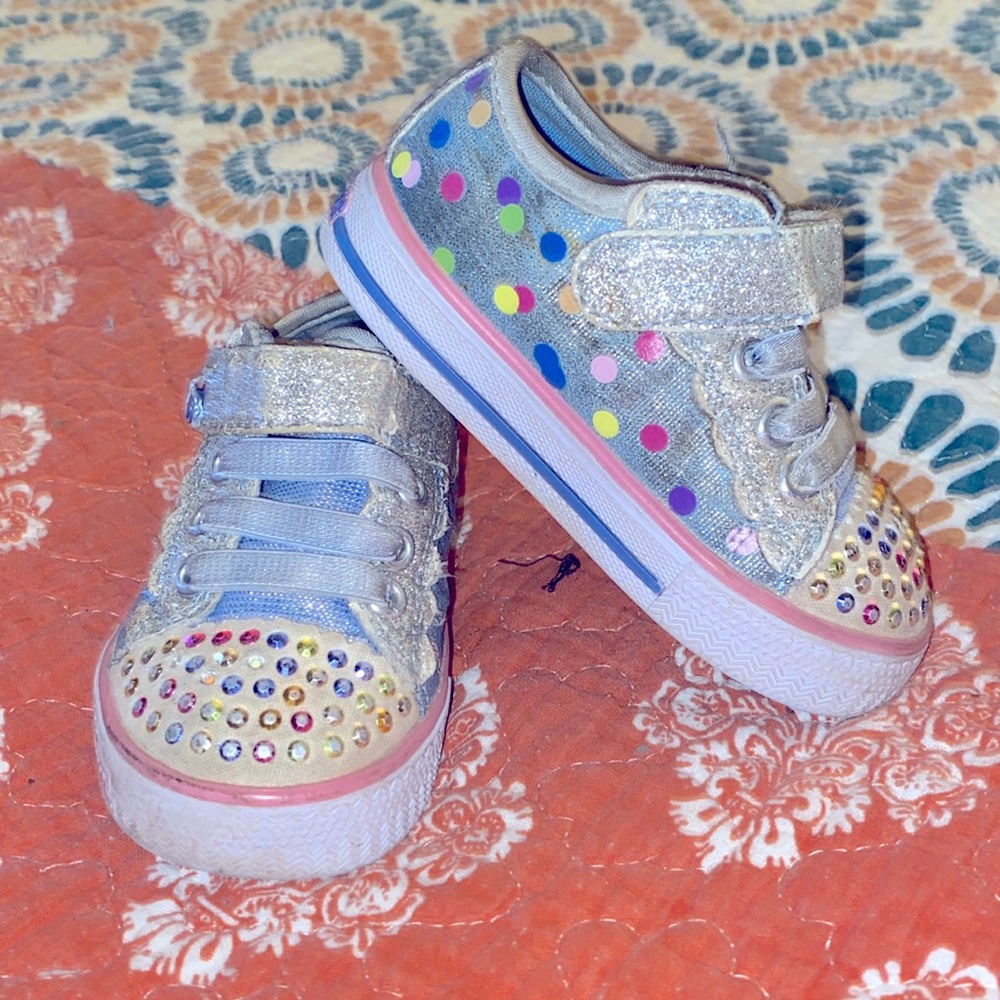 Toddlers tennis shoes, size 5.